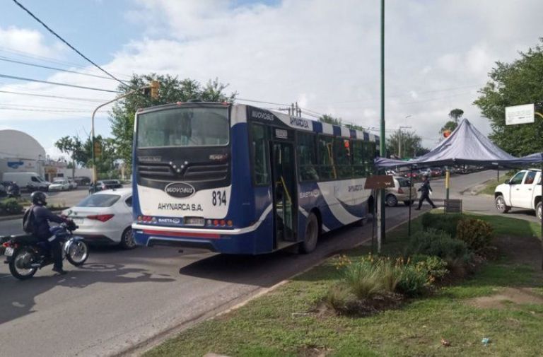 Un siniestro vial protagonizado por un colectivo de SAETA generó caos