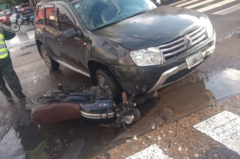 Brutal choque entre una camioneta y una moto en pleno centro salteño