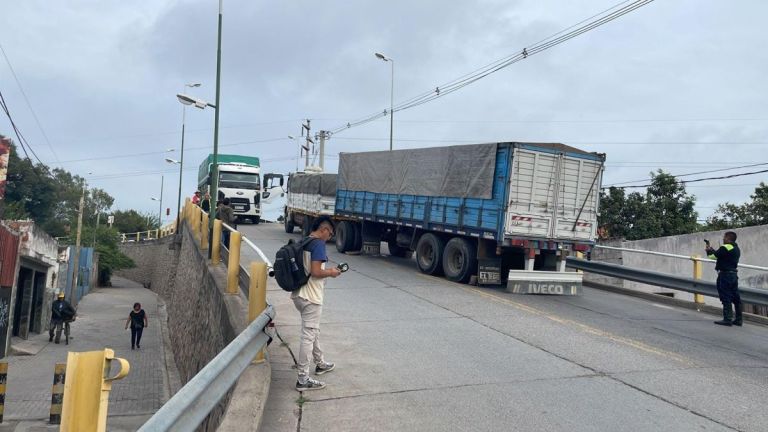 Un Cami N Con Acoplado Qued Atascado Y Caus Caos Vehicular En Avenida