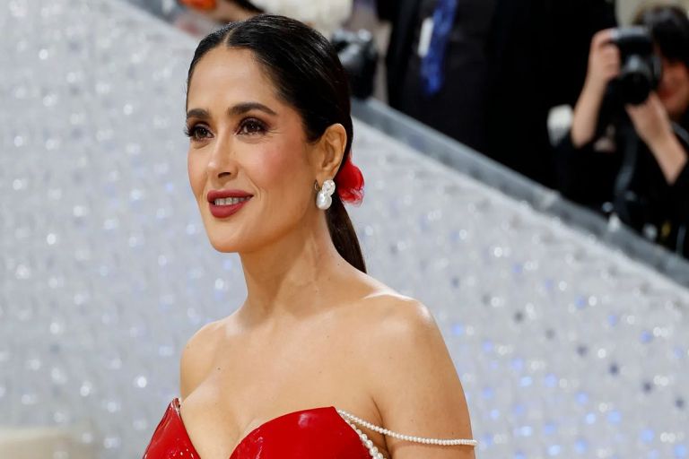 Salma Hayek celebra su cumpleaños y defiende su estado físico en bikini