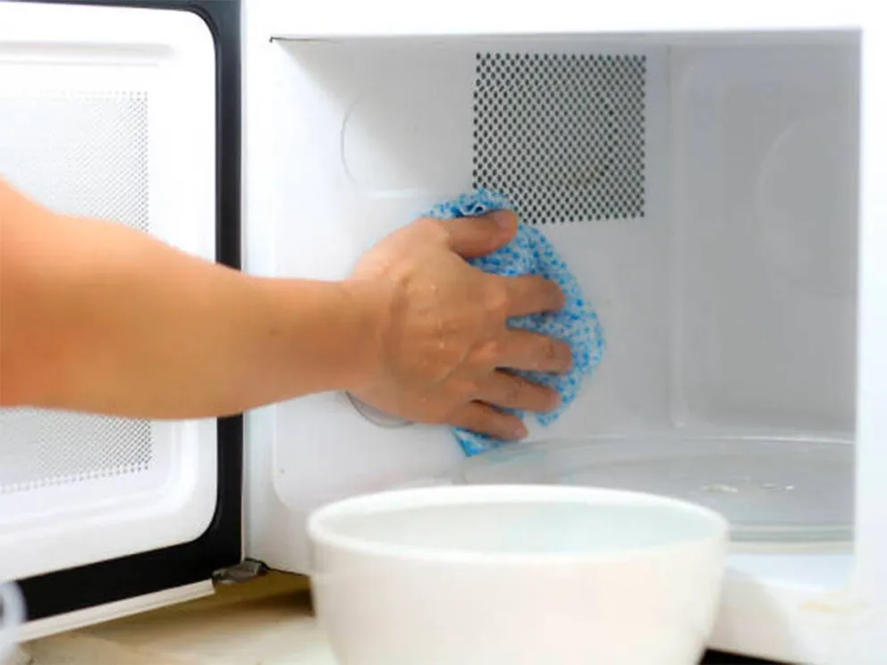 El video viral que revela el verdadero truco de cómo limpiar a la perfección el horno de la cocina: paso a paso