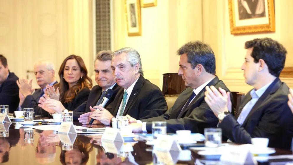 Acompañados por Alberto Fernández, la fórmula de Sergio Massa y Agustín Rossi recibió el apoyo del Gabinete 