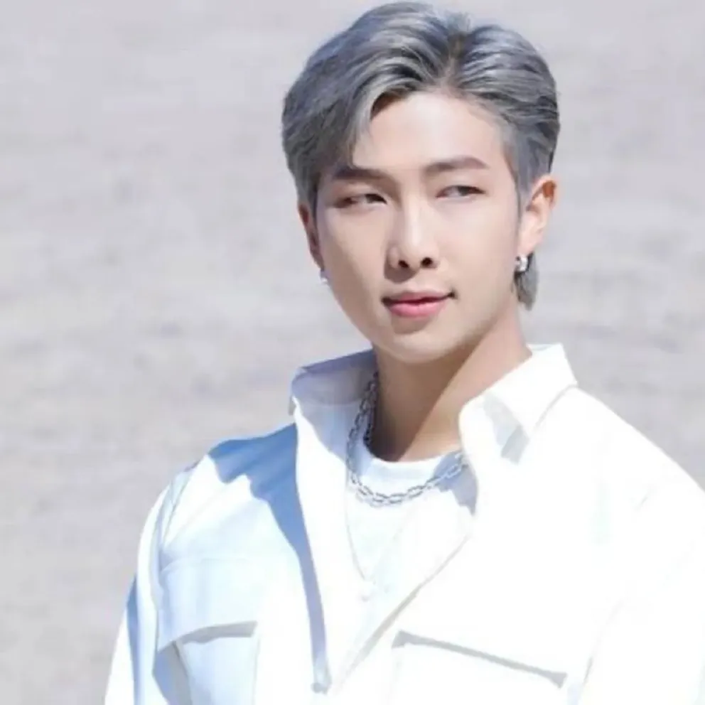 FOTO: RM de BTS se mostró por primera vez con una joven muy especial en su vida