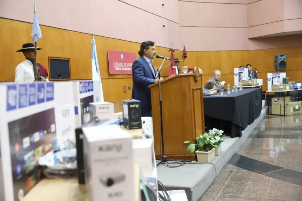 Gustavo Sáenz impulsa la conectividad de la provincia al entregar equipamiento a 15 municipios salteños
