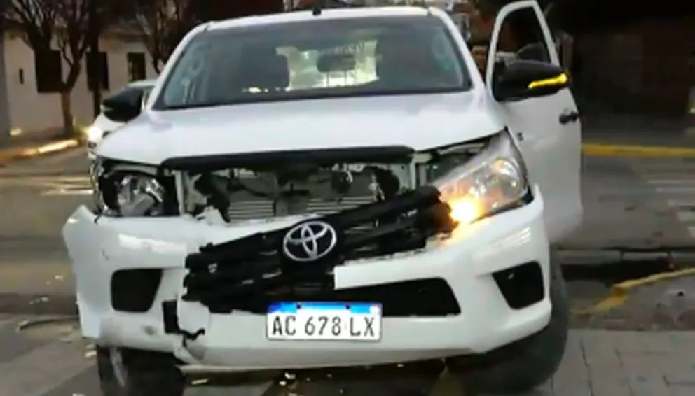 Violento choque en pleno centro salteño, una camioneta terminó arriba de la vereda    