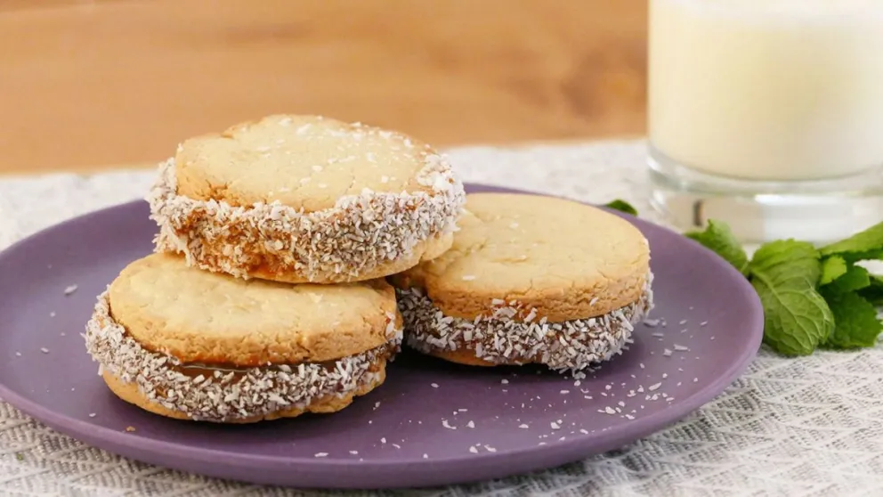 Aprende cómo hacer unos ricos alfajores rellenos de dulce de leche y rebozados en coco