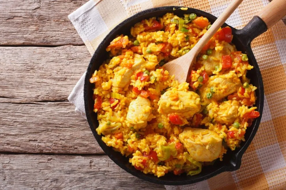 La increíble receta de arroz con pollo en una sola sartén: con pocos ingredientes y sin ensuciar de más