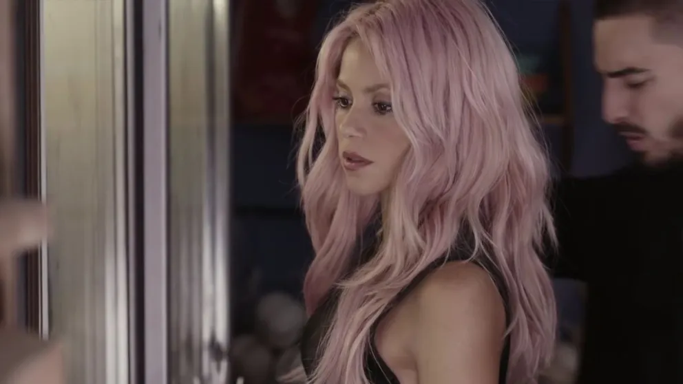 Shakira jugó con un amigo muy especial a un curioso juego con los ojos vendados y acabó mojada