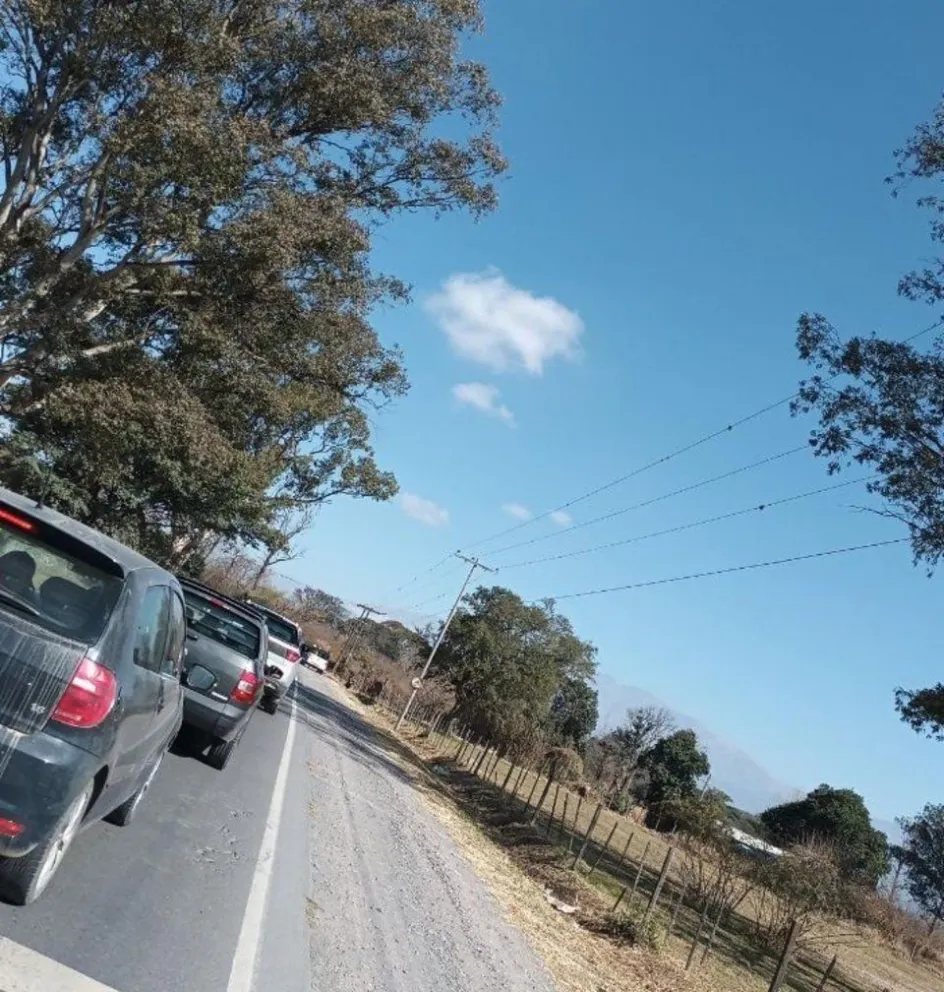 Vuelco de vehículo provoca congestión de tráfico en la salida de El Encón