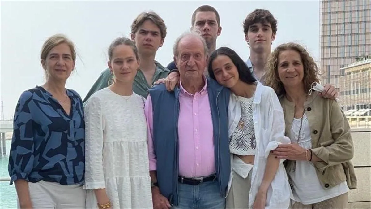 Juan Carlos I con sus hijas y nietos