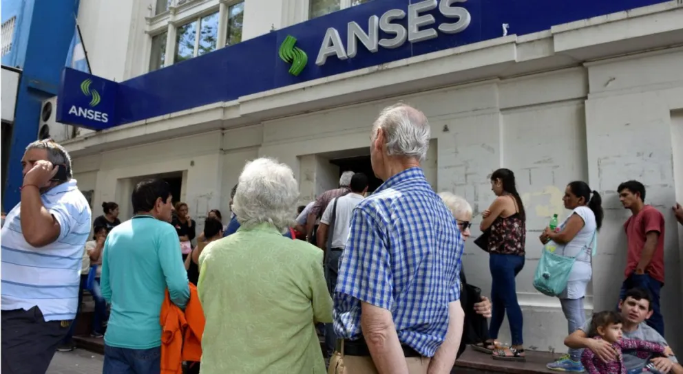 Jubilados y pensionados cobran un plus de $32.260 a través de ANSES: enterate cuándo se paga