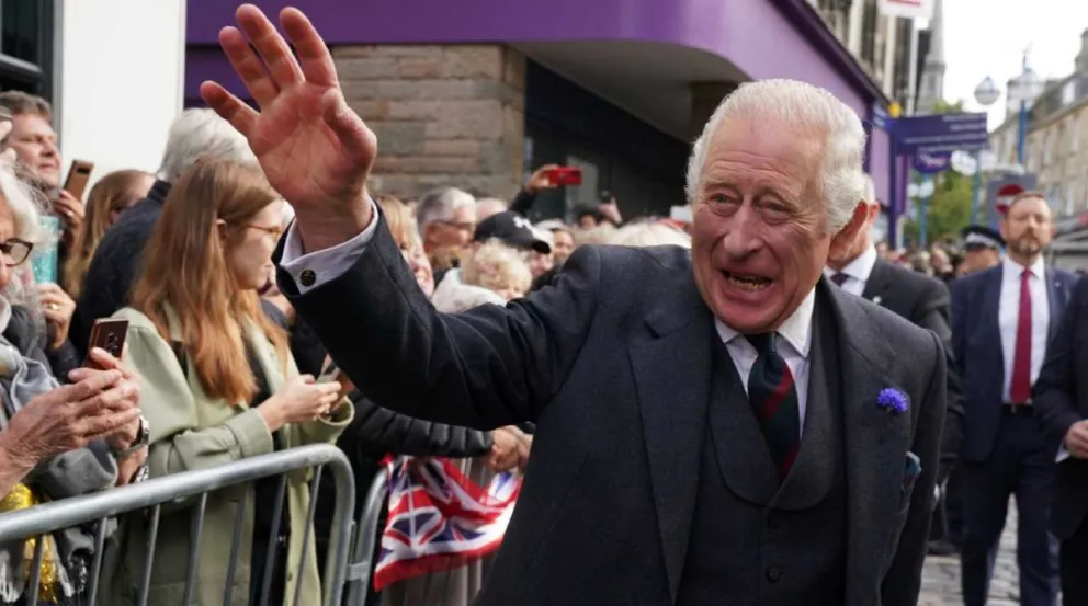El rey Carlos con falda escocesa apertura la semana de Holyrood