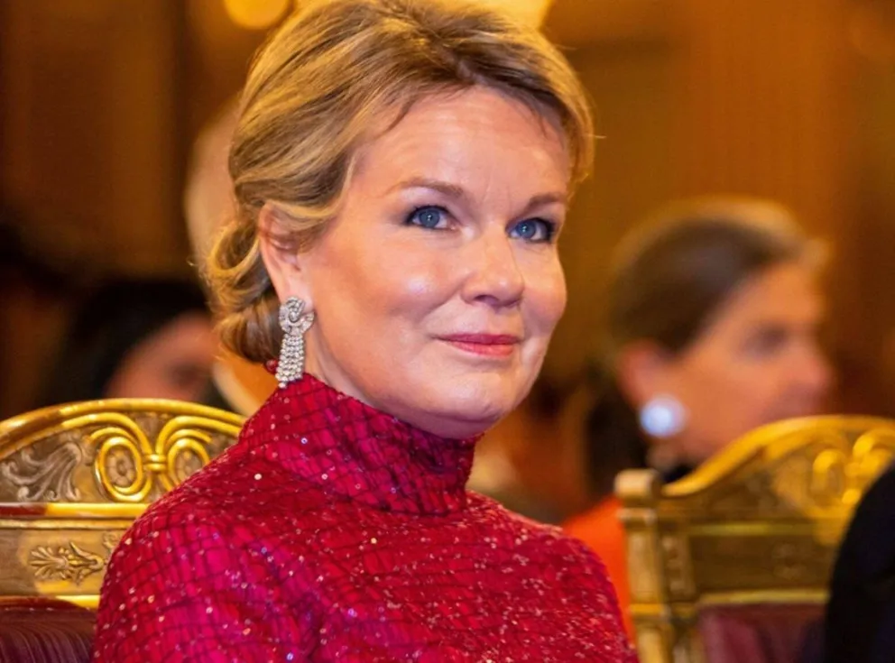 Reina Matilde de Bélgica muestra su lado maternal y entra a un campamento de niños con cáncer