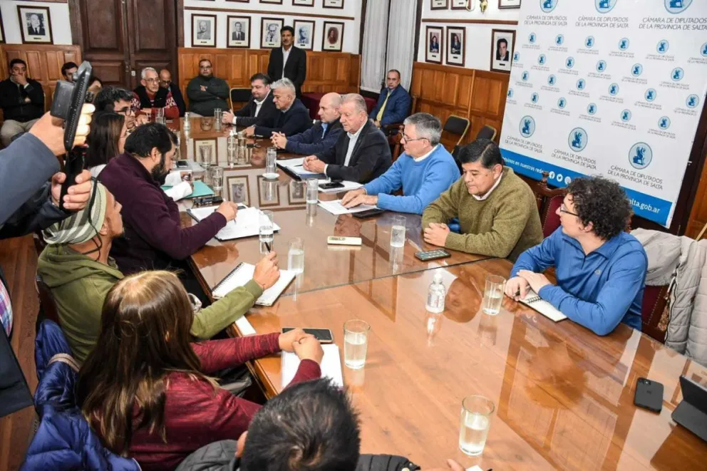  Docentes Autoconvocados y el Gobierno acordaron el aumento de la hora cátedra de primaria     