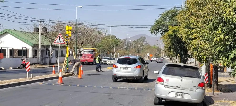 Intentó esquivar un control y embistió a un agente de tránsito  