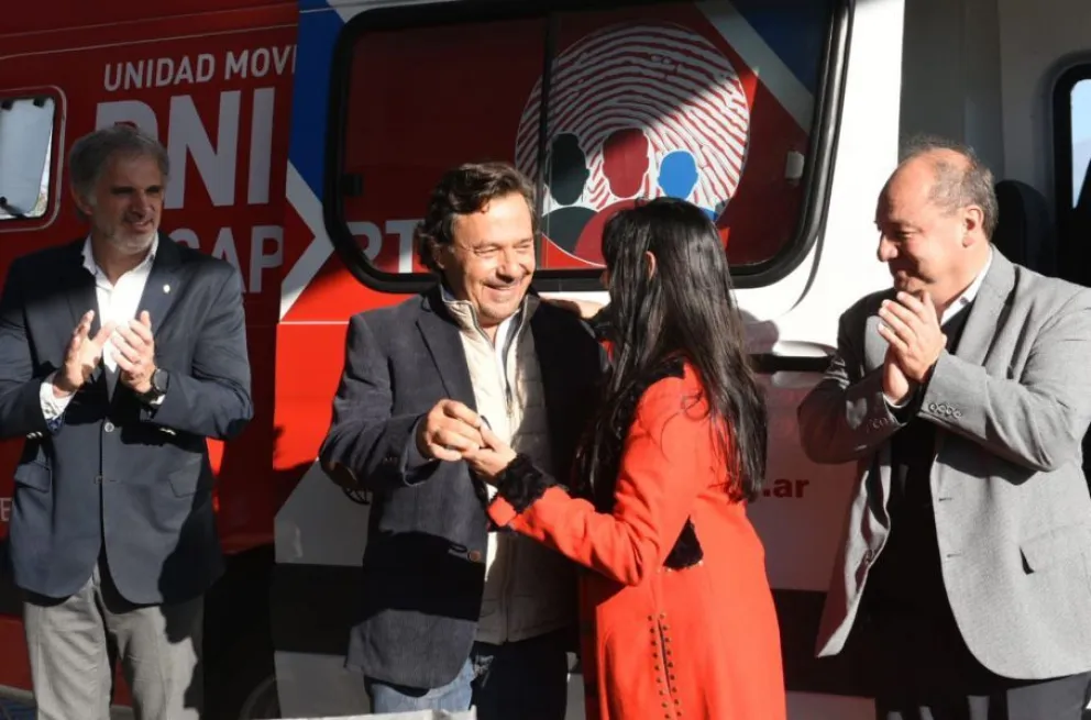 Gustavo Sáenz encabezó la entrega de un nuevo móvil para el Registro Civil: los trámites se acercaran a la gente
