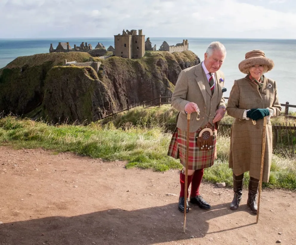 Rey Carlos sigue de gira en Escocia de celebración  en celebración antes de su segunda coronación