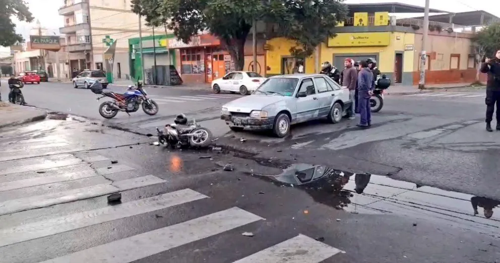 Fuerte choque en Avenida Independencia, una mujer terminó con fractura de pierna      