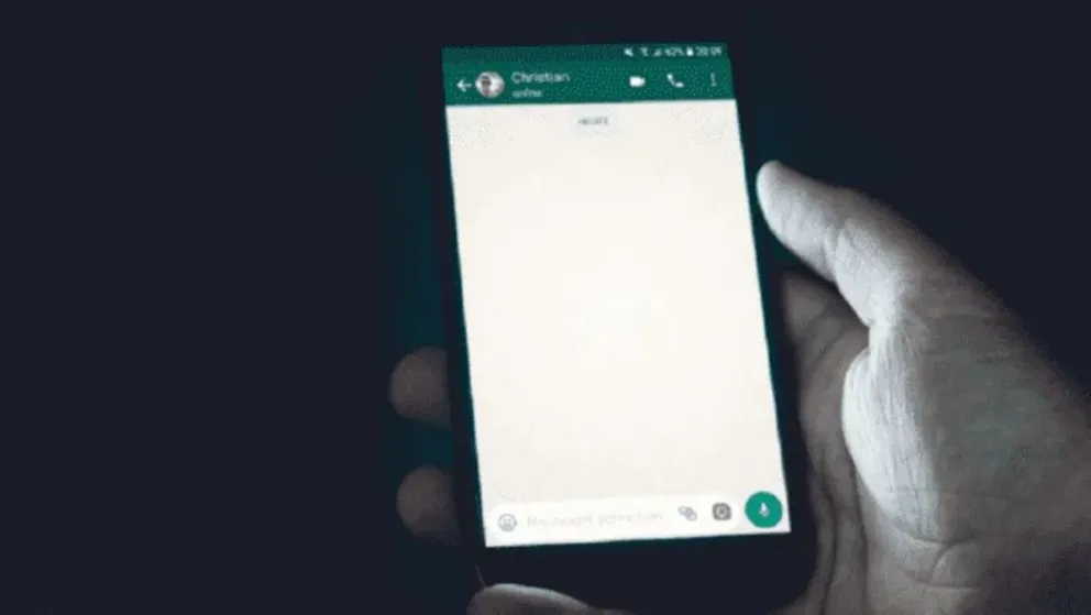 Esta es la ingeniosa táctica de WhatsApp para eliminar mensajes sin abrirlos y que nadie lo note