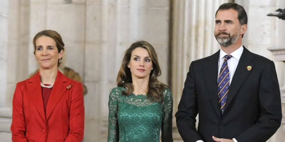 La brutal condición de Letizia para ir de vacaciones que alarma a Felipe VI: la infanta Elena devastada