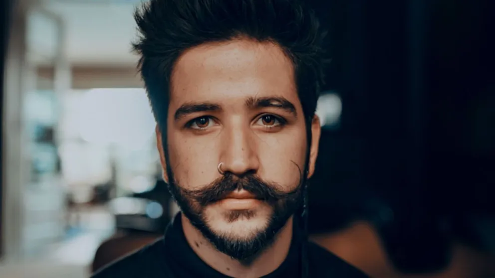 Camilo Echeverry publicó una polémica foto en la que se mostró con un radical cambio de look