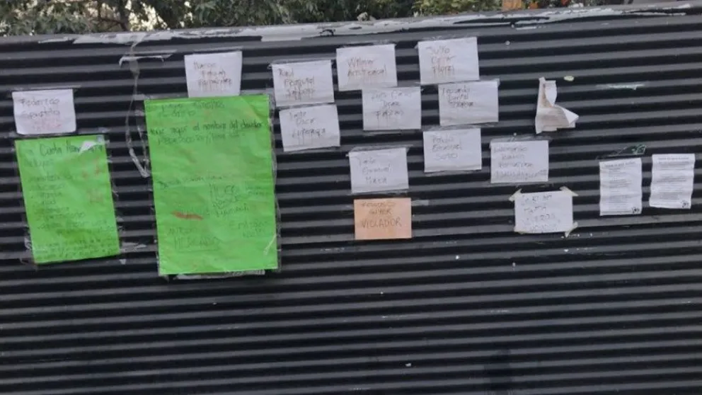 Denunciaron públicamente a deudores alimentarios salteños en plena Plaza 9 de Julio