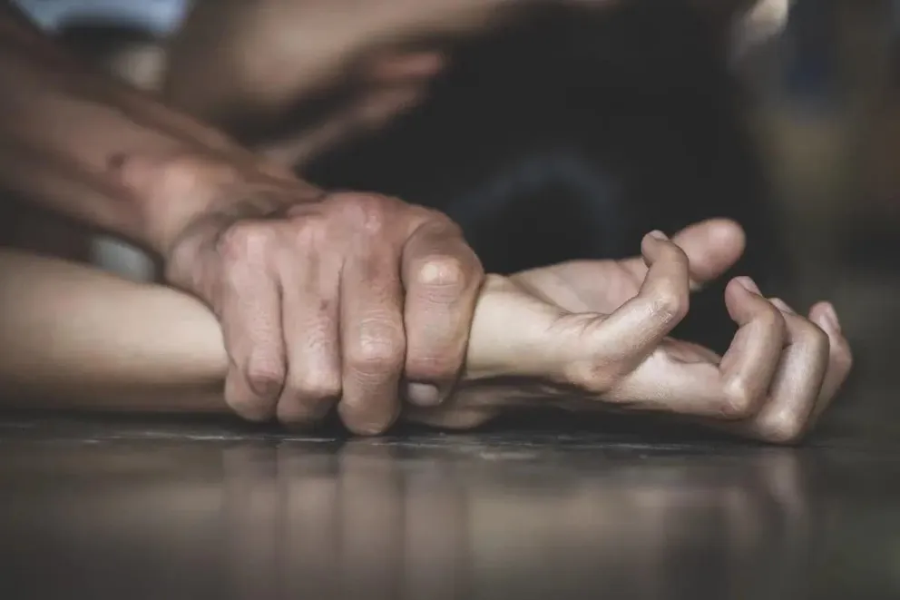 Una adolescente dio a luz y confesó que fue abusada por su padre     