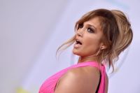 Jennifer López revela sus tonificadas curvas con un sexy bañador al estilo de Barbie
