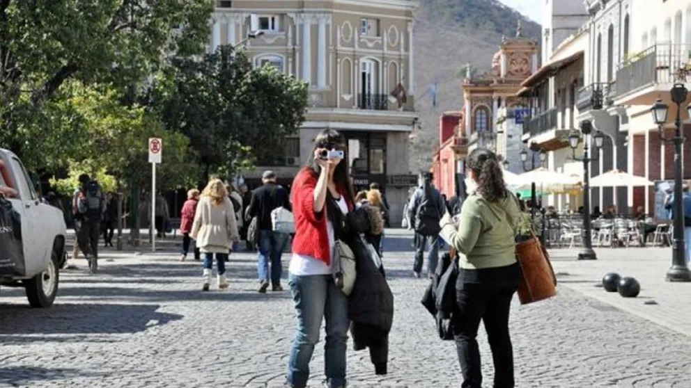 Turistas que se convirtieron en héroes: ladrones robaron un celular y lo salieron a correr