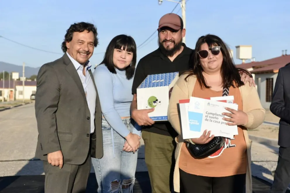 Gustavo Sáenz celebró las casi 4000 viviendas que fueron entregadas durante su gestión