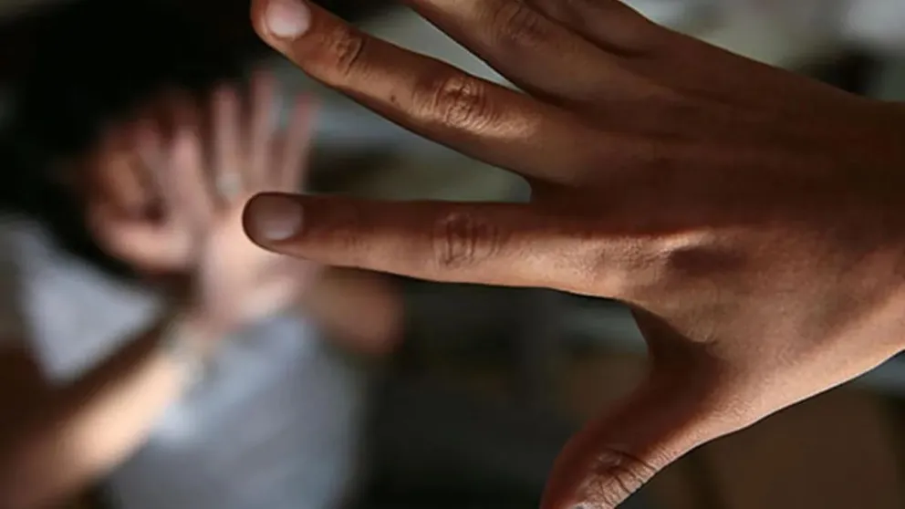 Encargado de un local en la Balcarce amenazó y abusó de una joven de 17 años