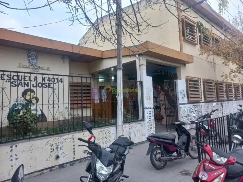 Intenso reclamo de padres y alumnos de la escuela San José: los niños tienen clases en los pasillos