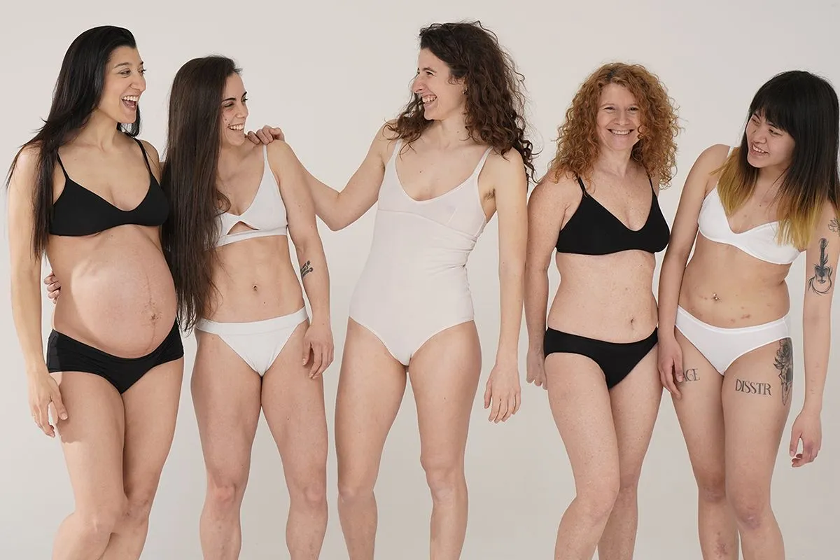 Mujeres usando bikini