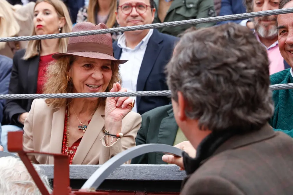 Simpática y muy amable: la infanta Elena hizo una aparición pública que enfureció a la reina Letizia