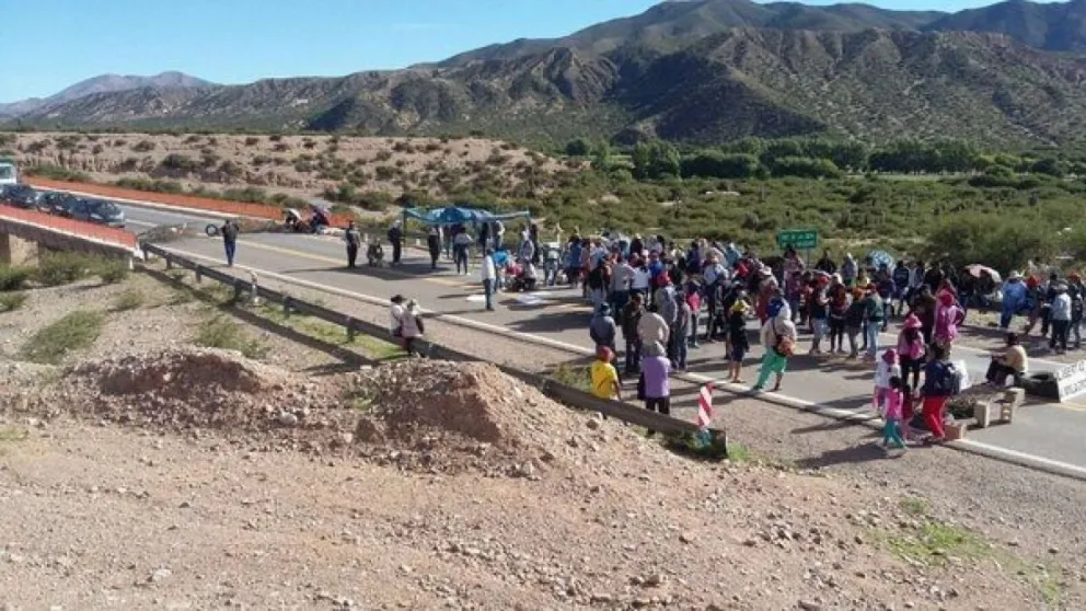 Una turista murió tras descompensarse en un corte de ruta en Jujuy     