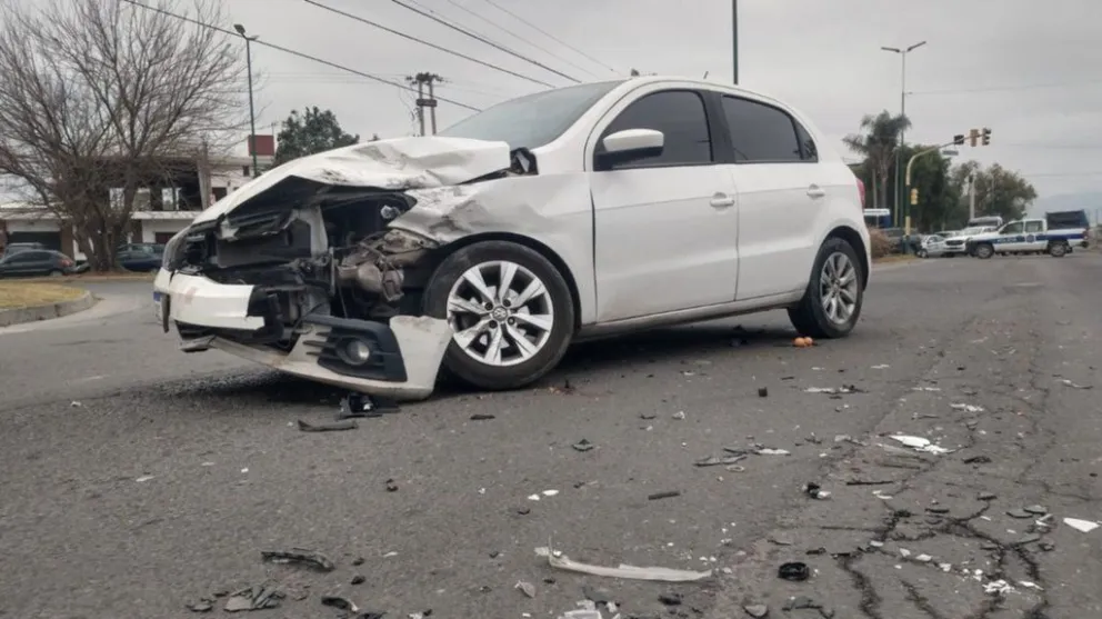 Una camioneta se habría pasado la luz roja y ocasionó un terrible accidente