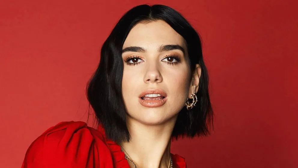 Dua Lipa volvió a estallar las redes: su ajustado vestido a pura transparencia en el estreno de Barbie 