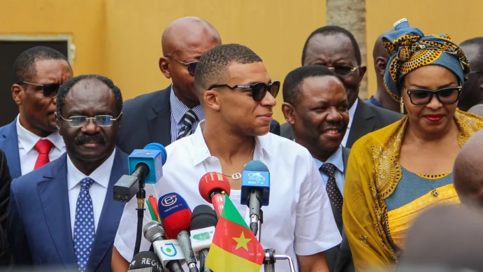 Con un tanque de guerra: el desopilante operativo de seguridad en la visita de Kylian Mbappé a Camerún