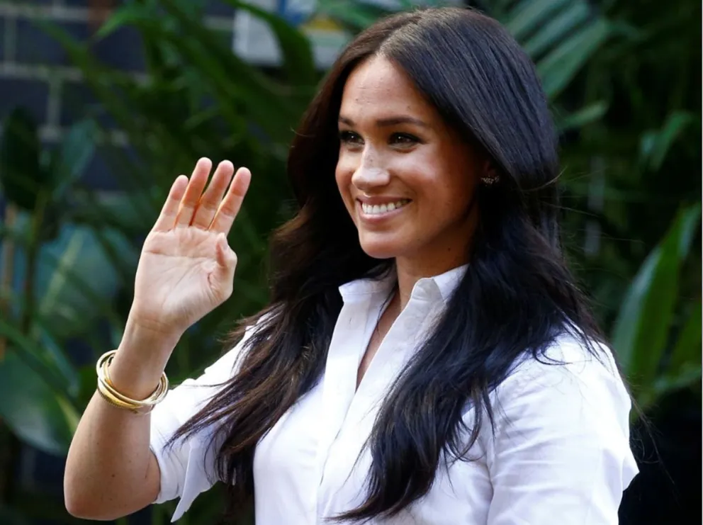 Lo que hay detrás del estilo minimalista y la camisa blanca de Meghan Markle