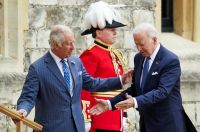 Joe Biden rompe el protocolo al estrechar la mano del rey Carlos y puede marcar el fin de una tradición real