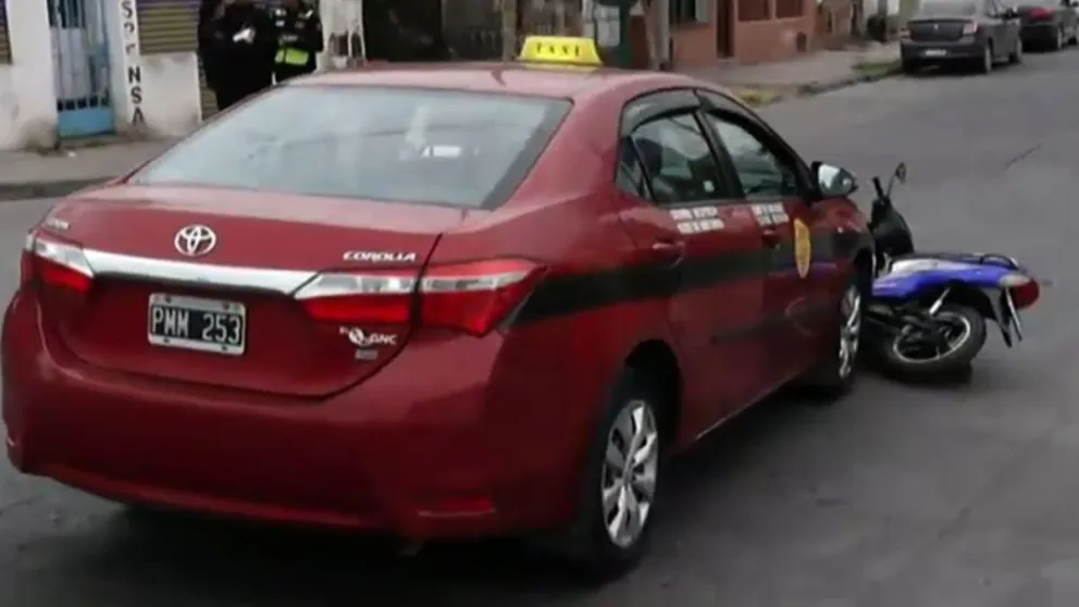 Un persona herida tras violento choque entre entre un taxi y una moto
