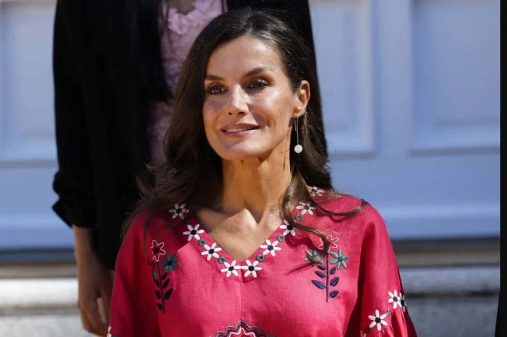 Reina Letizia de España se luce con un atuendo bohemio en entrega de becas