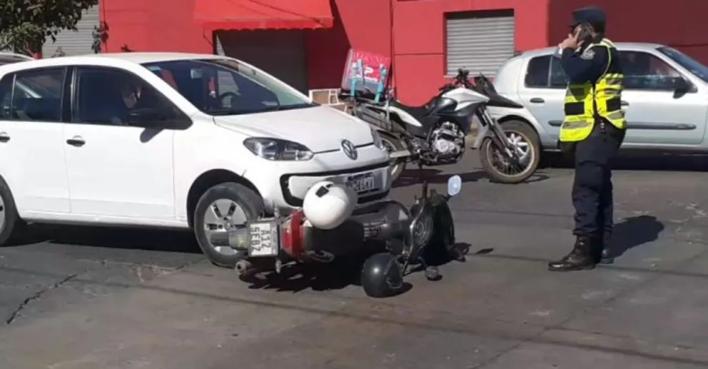 Grave accidente en la esquina del Mercado de la Ibazeta: policía resulta herido tras colisión con automóvil