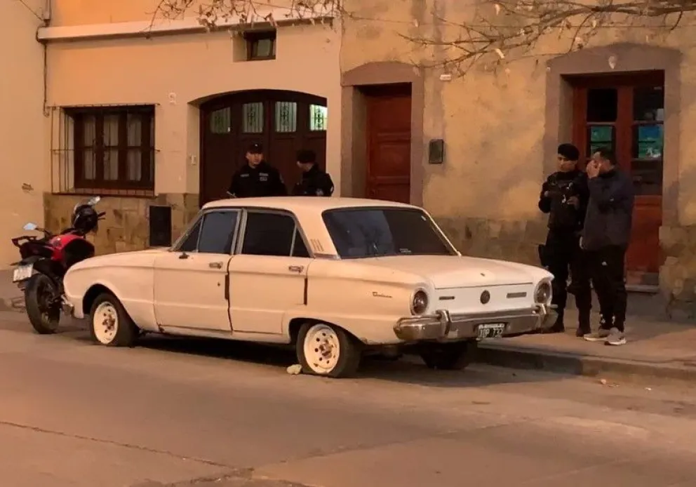 Conmoción en el centro salteño: hallaron a un hombre sin vida dentro de un auto