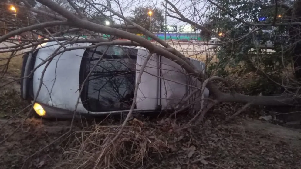 Un auto volcó en la zona del Aeropuerto cuando intentaba esquivar un gato