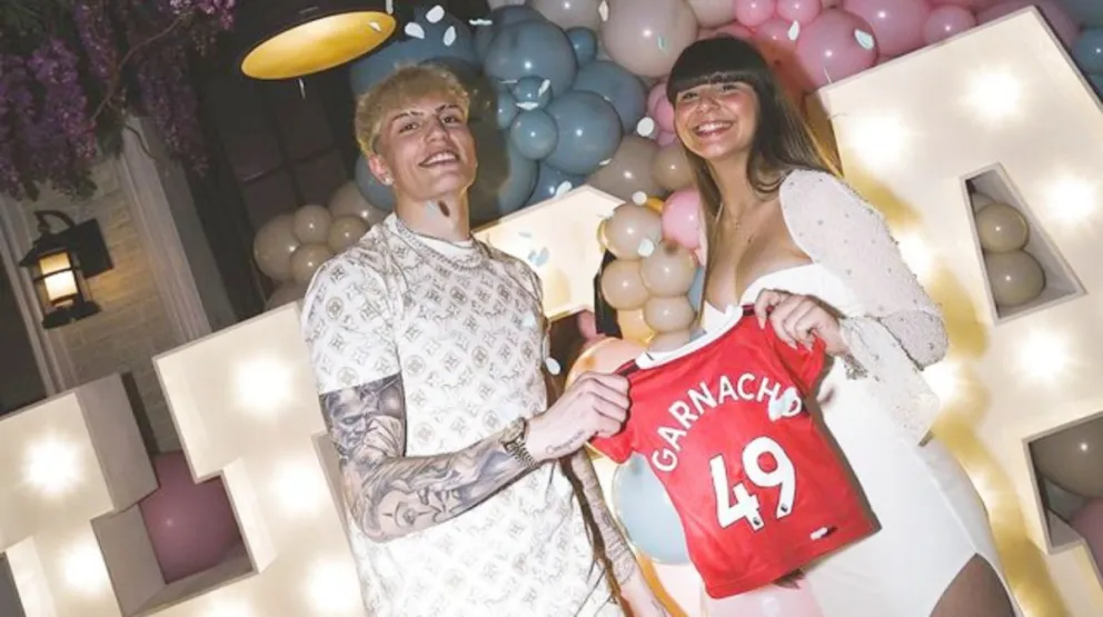 Alejandro Garnacho protagonizó íntimas fotos con su novia embarazada y revolucionó las redes 