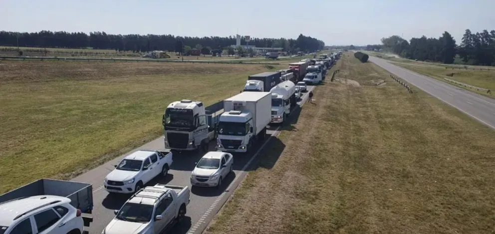Conductores indignados por el corte en la ruta 34 quisieron enfrentar a piqueteros
