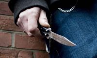 |VIDEO| Un hombre atacó con una cuchilla a chicos de 12 años que jugaban al ring raje