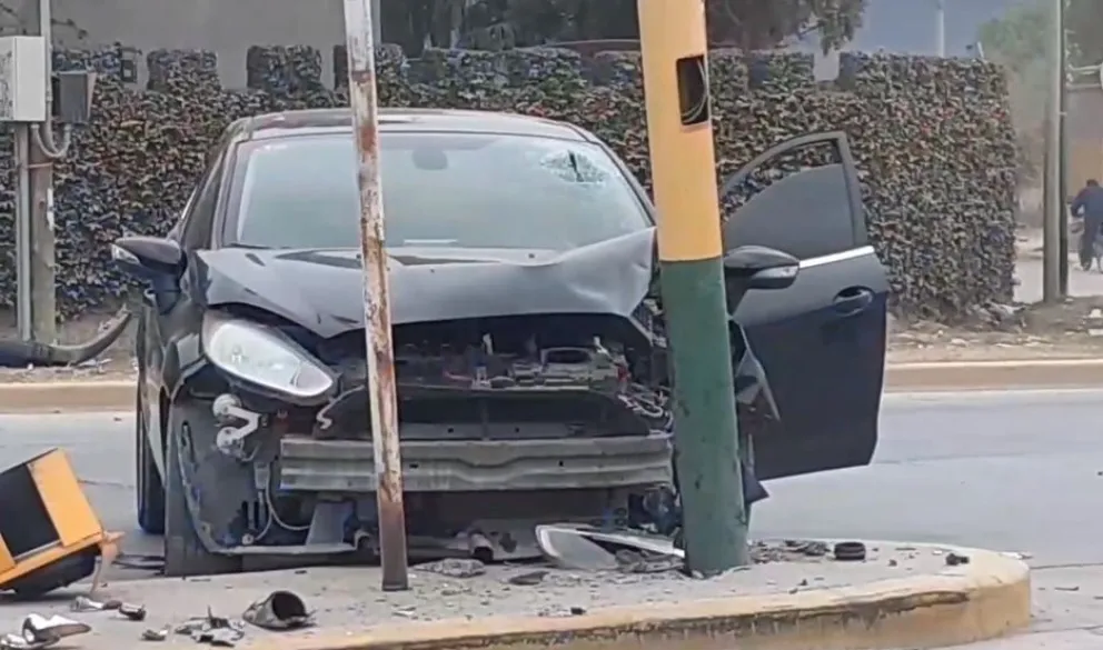 Terrible accidente en la ciudad: un conductor perdió el control y chocó contra un semáforo