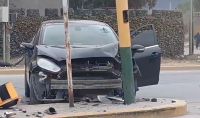 Terrible accidente en la ciudad: un conductor perdió el control y chocó contra un semáforo